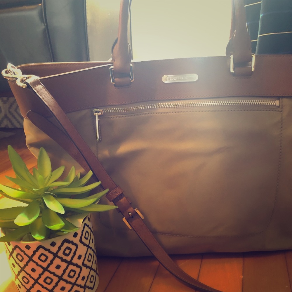 Gorgeous Michael Kors large bag / tote / side bag